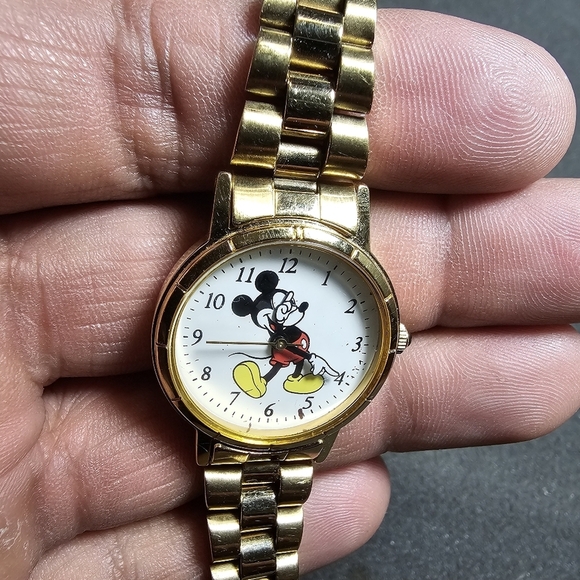 Disney Mickey Mouse Quartz Gold Tone Fashion Watch Exclusively For Disney Workin - Picture 3 of 10
